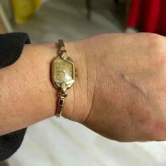 SOLAR analog gold woman wristband watch vintage 1960